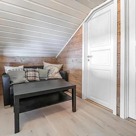 4 Bedroom Stunning In Semesterbostad Mesnali